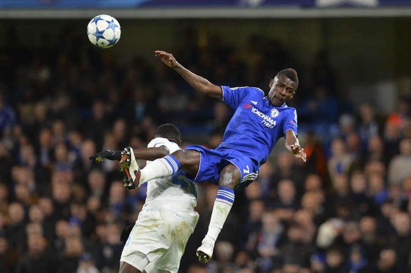 Ramires (w niebieskim stroju) odchodzi z Chelsea Londyn /AFP