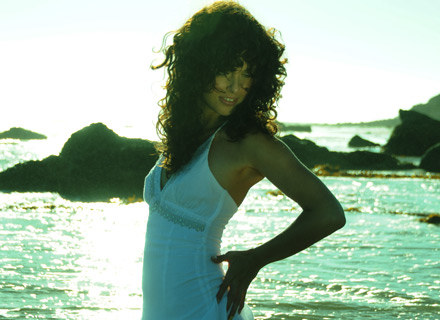 Ramona Rey na plaży w Malibu /
