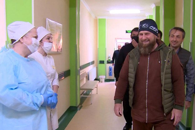 Ramzan Kadyrow podczas wizyty w leczącym pacjentów zakażonych koronawirusem szpitalu klinicznym nr 4 w Groznym (20 kwietnia 2020) /Kadr z nagrania wideo Grozny TV Channel/TASS /PAP/ITAR-TASS