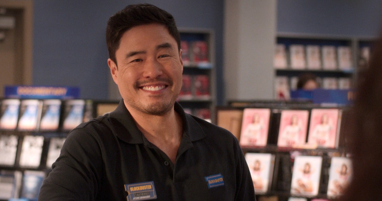 Randall Park w serialu "Blockbuster" /Netflix © 2022 /materiały prasowe