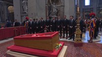 Ranieri wraz z piłkarzami AS Romy oddał hołd nad grobem papieża Franciszka [WIDEO]