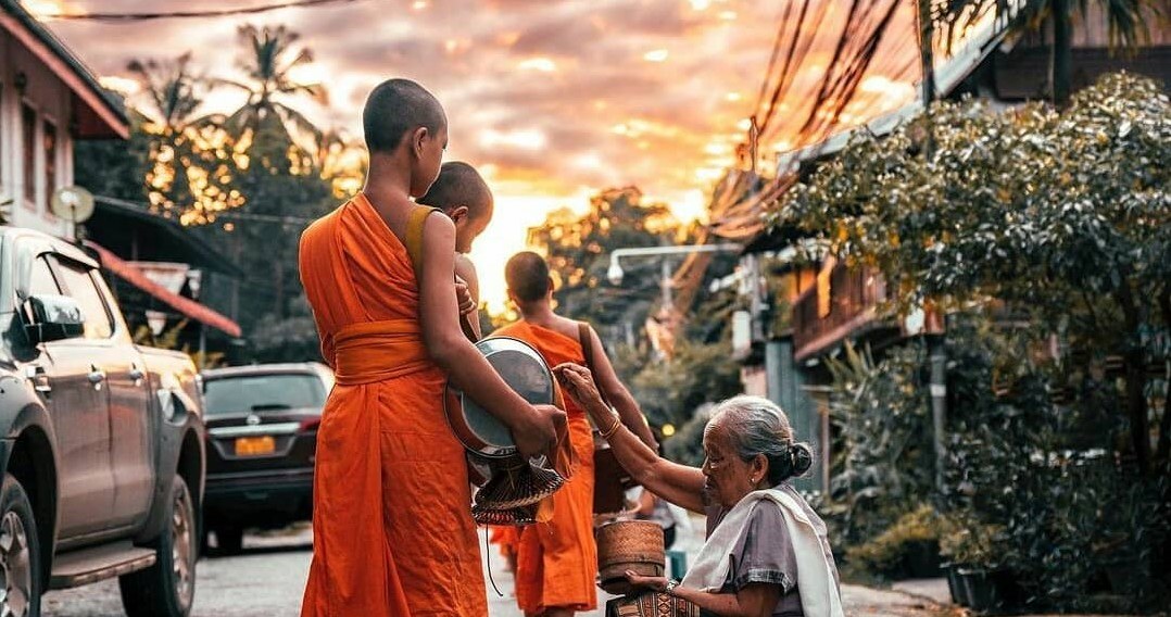 Ранкова церемонія подання монахам - традиція, за якою з повагою спостерігають туристи з усього світу /Domena publiczna