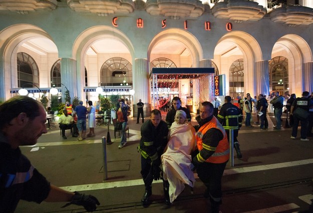 Ranni  ewakuowani z miejsca, w którym ciężarówka uderzyła w tłum podczas obchodów Dnia Bastylii w Nicei. Zdjęcie archiwalne /	OLIVIER ANRIGO /PAP/EPA