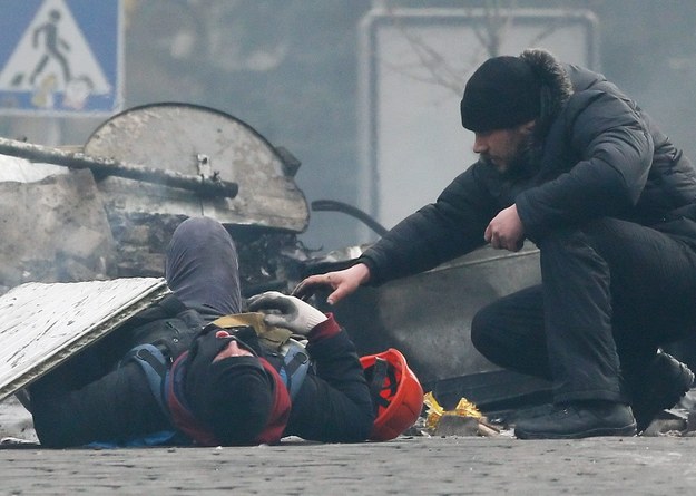 Ranni leżą na ulicach miasta /SERGEY DOLZHENKO /PAP/EPA