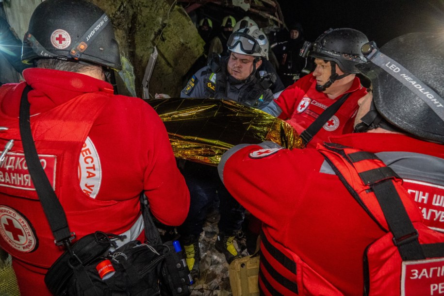 Ranni mieszkańcy po rosyjskim ataku w Charkowie /Mykola Kalyeniak /PAP