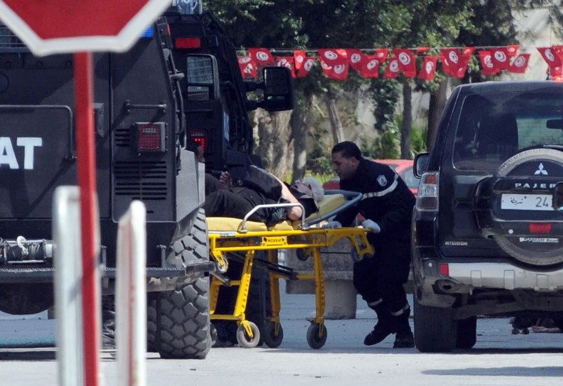 Ranni zostali przewiezieni do szpitali w Tunisie /AFP