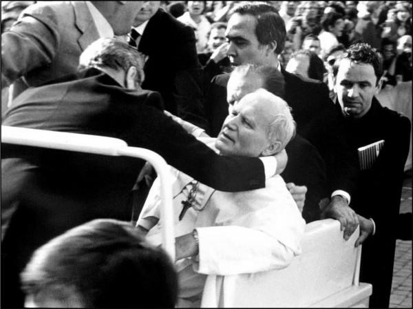 Ranny Jan Paweł II osuwa się na siedzenie samochodu /Agencja FORUM