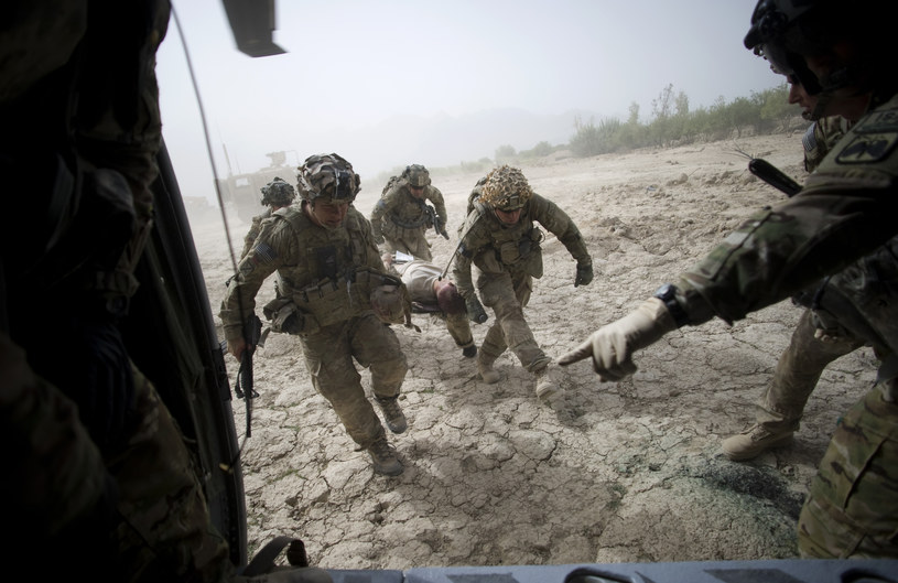 Ranny żołnierz wnoszony do śmigłowca /AFP
