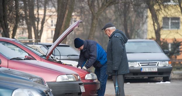 Rano czasem samochód nie chce zapalić... /PAP