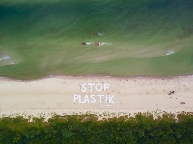 Rano na plaży utworzony został ponad 50-metrowy napis "Stop plastik" /Greenpeace /Materiały prasowe