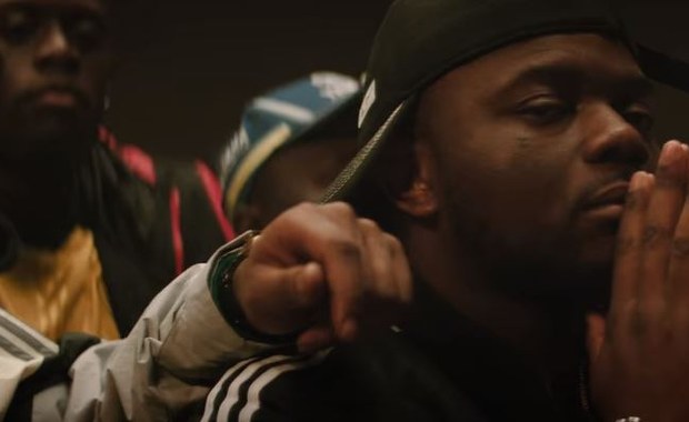 Raperzy z podparyskiego imigranckiego getta nawołują do mordowania policjantów