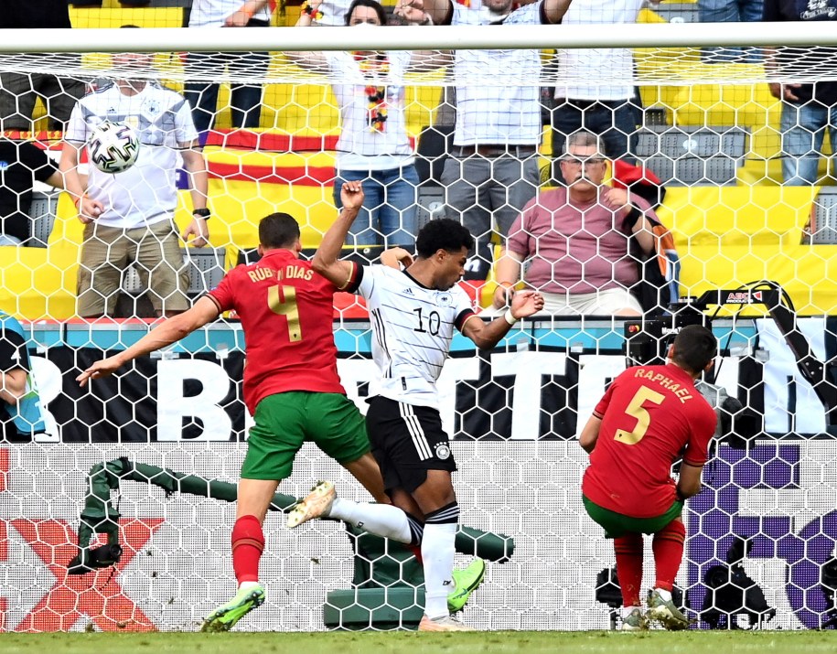 Raphael Guerreiro w 39' spotkania strzelił - drugą podczas tego meczu - bramkę samobójczą /Philipp Guelland / POOL /PAP/EPA