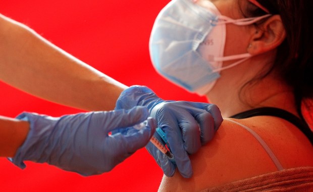 Raport: "Dezinformacyjna dwunastka" odpowiedzialna za antyszczepionkową propagandę