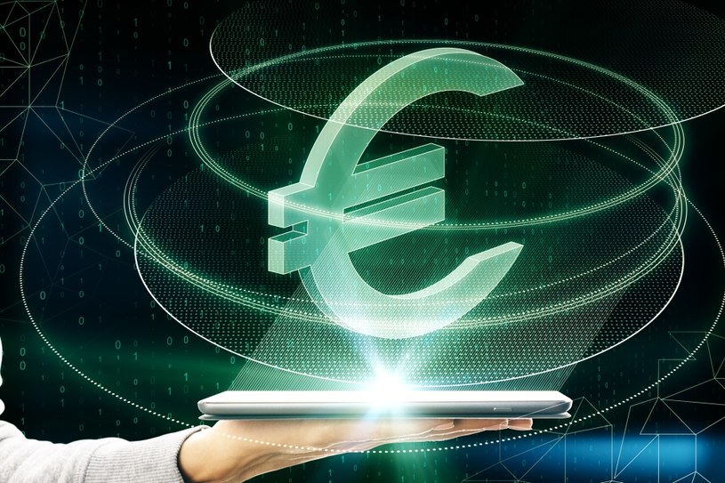 raport EBC na temat postępów prac nad cyfrową wersją waluty euro podaje siedem argumentów za jej powstaniem /123RF/PICSEL