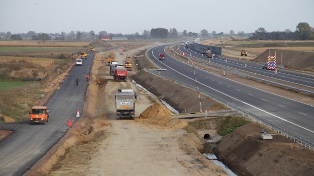 Raport ETO wskazuje, że w niektórych miejscach zamiast autostrad wystarczyłoby zbudować tańsze drogi ekspresowe. /Motor