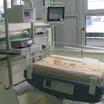 Raport Fundacji "Rodzić po ludzku": Za dużo cesarek i brak sprzętów pomocnych w porodzie 