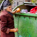 Raport GUS: Choć sytuacja materialna gospodarstw domowych się poprawia, wciąż wielu Polaków żyje w ubóstwie