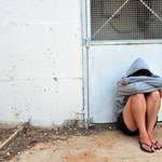 Raport: Każdego roku ok. 60 nieletnich rodzi dzieci w zakładach poprawczych