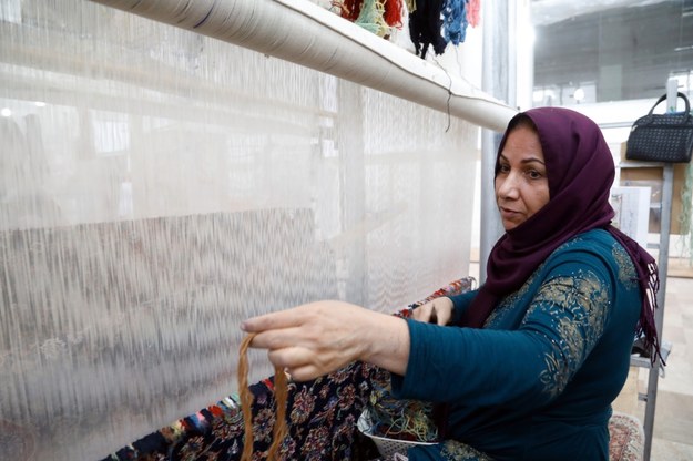 Raport Oxfam: Kobiety źle zarabiają, mają mniejsze możliwości rozwoju /Abedin Taherkenareh   /PAP/EPA