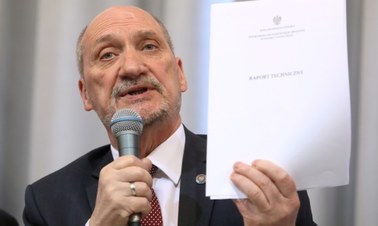 Raport: Tu-154M uległ destrukcji w wyniku eksplozji. Macierewicz: Nie było słowa nt. zamachu