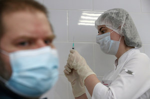 Raport: Wysoka skuteczność szczepień przeciw COVID-19 w zapobieganiu zakażeniom i hospitalizacjom
