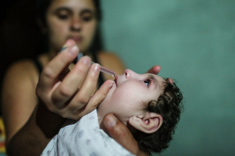 Raquel Barbosa z Brazylii daje lekarstwo swojej 8-miesięcznej córeczce, Eloisie /AFP