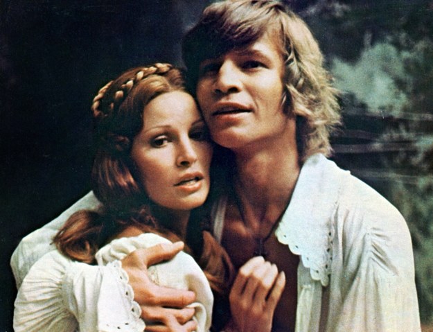 Raquel Welch i Michael York na planie "Trzech muszkieterów" /Photoshot    /PAP/Photoshot