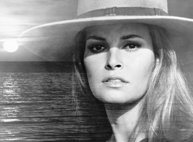 Raquel Welch na zdj. z filmu "Hannie Caulder" /  HA /PAP/Photoshot