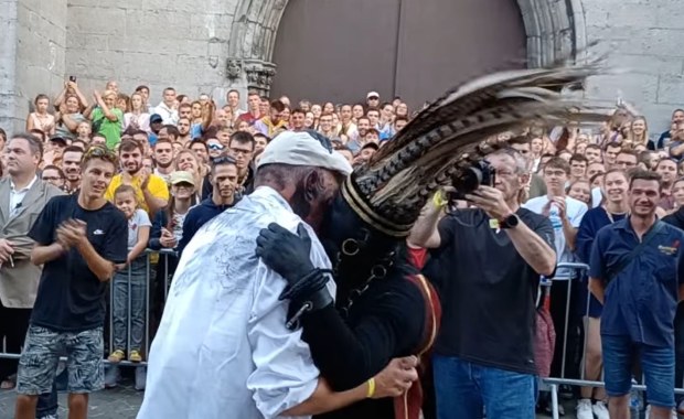 Rasistowski „Dzikus” z parady w belgijskim Ath ma się stać „diabłem”