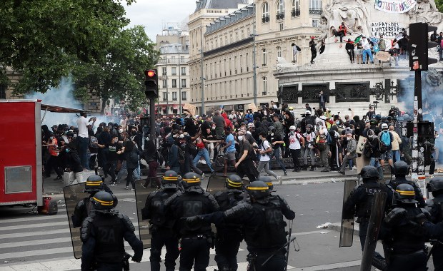 Rasowe zamieszki w Paryżu. Część uczestników skandowała "Śmierć białym!" i "Brudni Żydzi!"