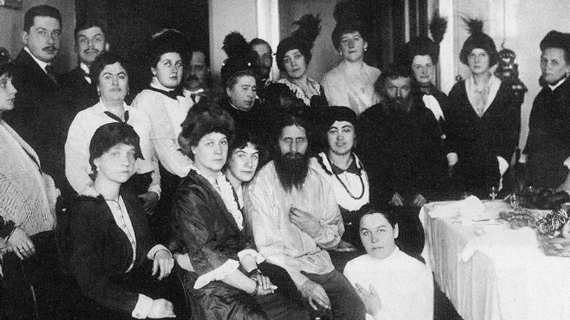 Rasputin cieszył się uwielbieniem kobiet w Sankt Petersburgu. Doszło do tego, że arystokratki ustawiały się w kolejce, by umyć jego stopy /materiały prasowe
