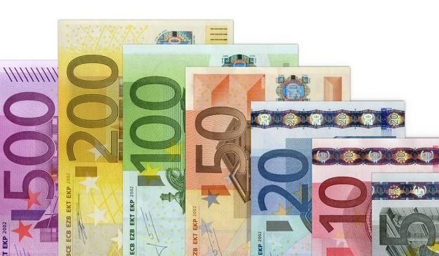 Rata wynosząca 500 euro w sierpniu będzie o 130 zł niższa niż czerwcowa /&copy;123RF/PICSEL