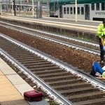Ratowali życie potrąconej przez pociąg kobiecie. Młody mężczyzna robił selfie