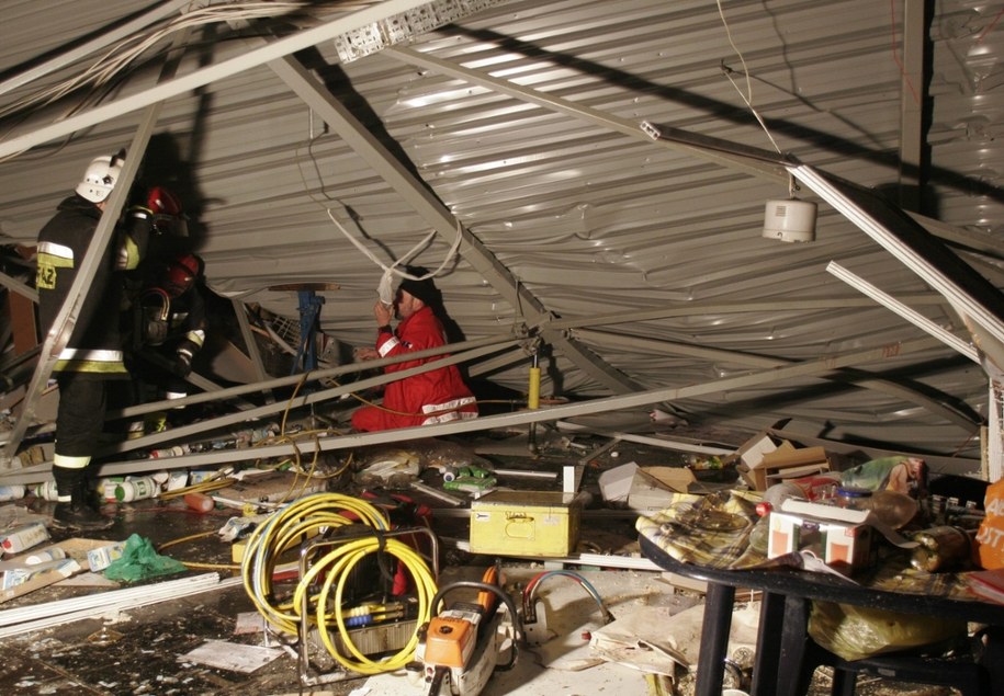 Ratownicy działający na terenie katastrofy MTK /Andrzej  Grygiel /PAP