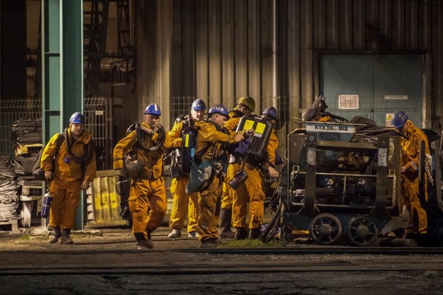 Ratownicy górniczy przygotowują się do akcji w kopalni w czeskiej Karwinie /LUKAS KABON /PAP/EPA