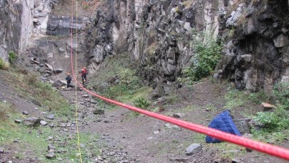 Ratownicy górscy ćwiczą na górze Wdżar