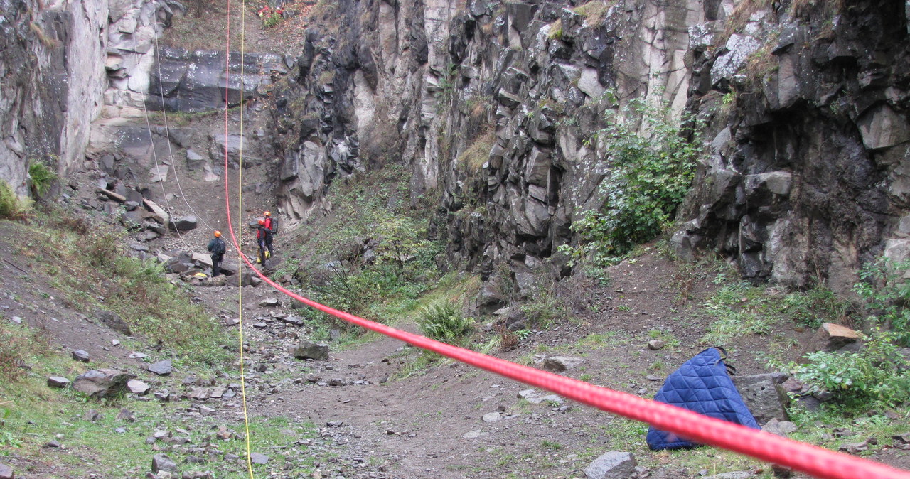 Ratownicy górscy ćwiczą na górze Wdżar