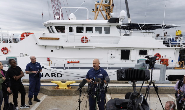 Ratownicy informujący o stanie poszukiwań zaginionej łodzi podwodnej Titan /CJ GUNTHER /PAP/EPA