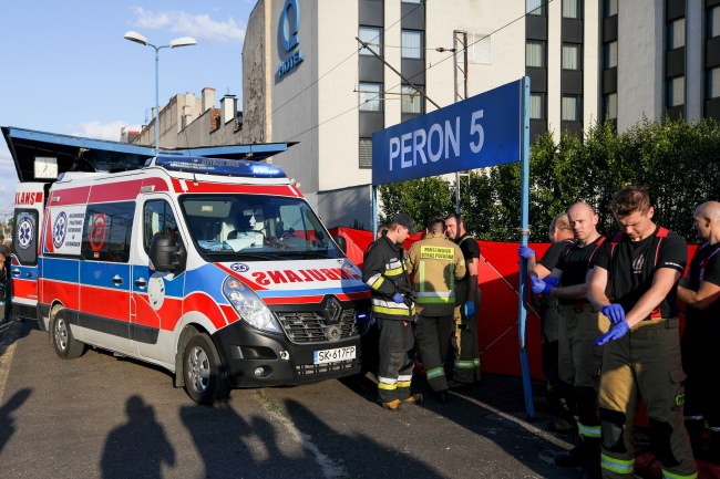 Ratownicy medyczni i strażacy na peronie dworca kolejowego w Katowicach. Pociąg specjalny przywiózł rannych żołnierzy z frontu w Ukrainie /PAP/Tomasz Wiktor /PAP