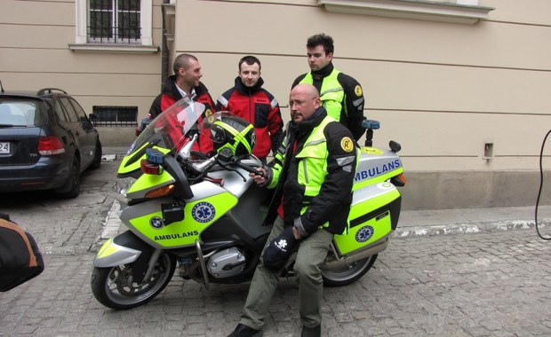 Ratownicy medyczni na motocyklach i rowerach wracają na ulice Krakowa