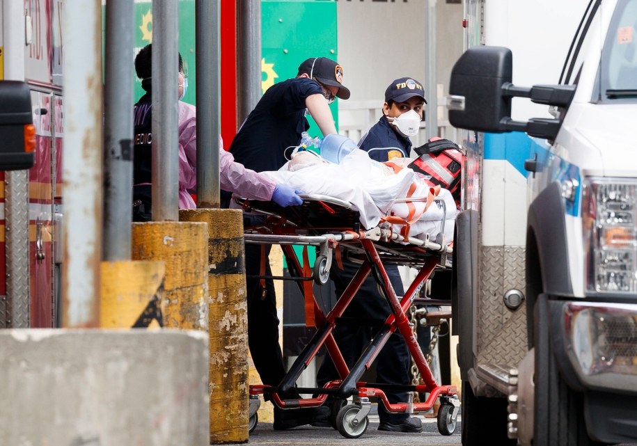 Ratownicy medyczni pomagający pacjentowi w Nowym Jorku /JUSTIN LANE /PAP/EPA