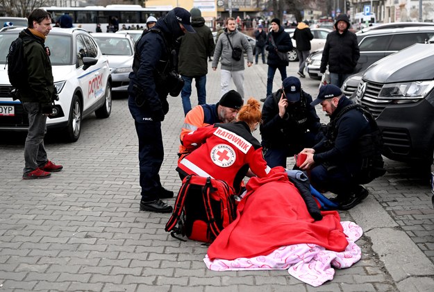 Ratownicy medyczni udzielają pomocy kobiecie z Ukrainy, która przyjechała pociągiem do Przemyśla /Darek Delmanowicz /PAP