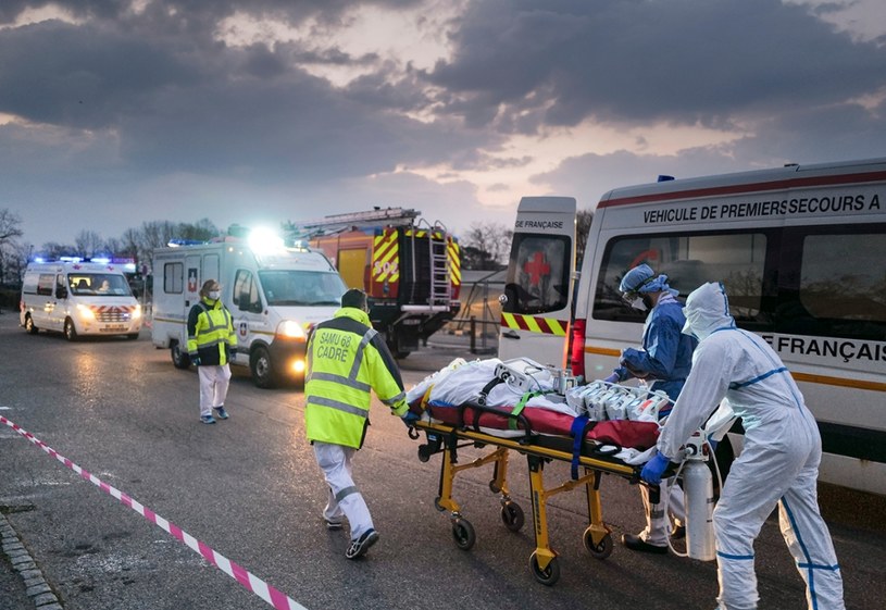Ratownicy medyczni we Francji przewożą pacjenta z koronawirusem /SEBASTIEN BOZON /AFP