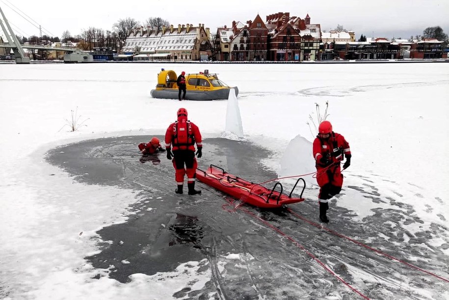 Ratownicy MOPR w czasie ćwiczeń na lodzie na jeziorze Mikołajskim. /Mazurskie Ochotnicze Pogotowie Ratunkowe /Facebook