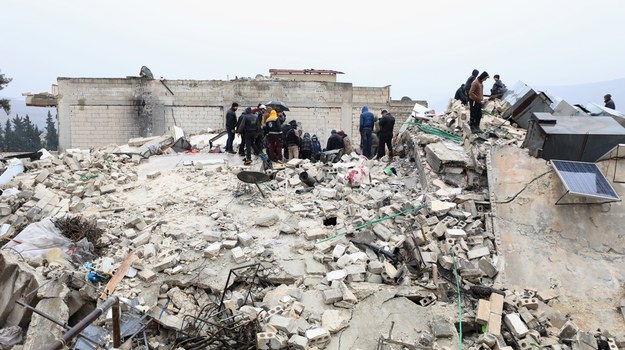 Ratownicy na gruzach w syryjskim mieście Armanaz /AHYA NEMAH /PAP/EPA