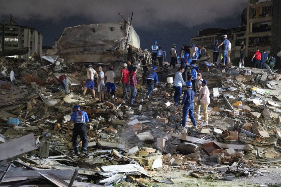 Ratownicy na gruzowisku po trzęsieniu ziemi w Caracas /RAYNER PENA /PAP/EPA