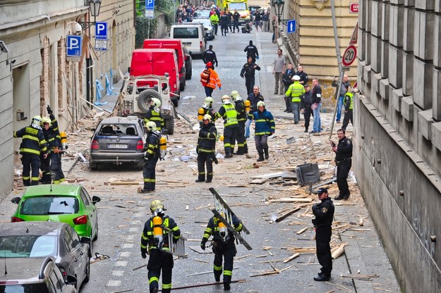 Ratownicy na miejscu wybuchu w Pradze /MARTIN MRAZ /PAP/EPA
