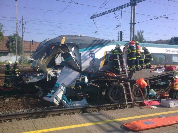 Ratownicy na miejscu zderzenia Pendolino i polskiej ciężarówki /RAIL SAFETY INSPECTION/HANDOUT /PAP/EPA