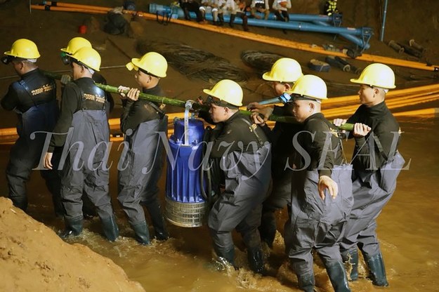 Ratownicy na powierzchni wypompowują wodę z jaskini /Thai NAVY SEAL HANDOUT /PAP/EPA
