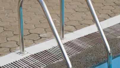 Ratownicy nie zauważyli, że w basenie topi się nastolatek. Ruszył proces